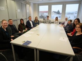 Von links: Viktoria Stefaniuk (Ausbildungsmanagement), Landrat Armin Kroder, Karin Wolf (Ausbildungsleiterin) und die Nachwuchskräfte beim Austausch.