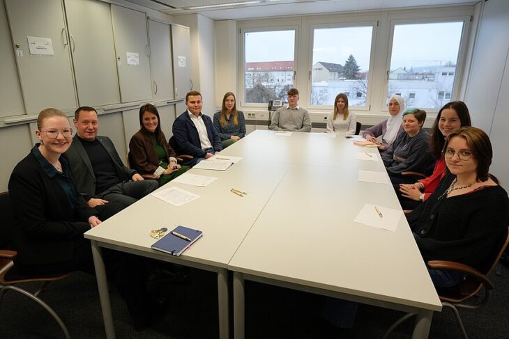 Von links: Viktoria Stefaniuk (Ausbildungsmanagement), Landrat Armin Kroder, Karin Wolf (Ausbildungsleiterin) und die Nachwuchskräfte beim Austausch.