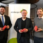 Von links: Dr. Nico Böhme (Leiter der Abteilung Jugend, Familie und Soziales), Landrat Armin Kroder und Markus Deyhle (BRK-Kreisgeschäftsführer) mit der Rotkreuzdose.