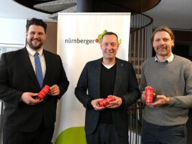 Von links: Dr. Nico Böhme (Leiter der Abteilung Jugend, Familie und Soziales), Landrat Armin Kroder und Markus Deyhle (BRK-Kreisgeschäftsführer) mit der Rotkreuzdose.