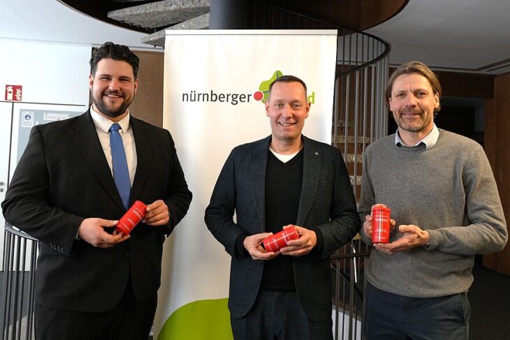 Von links: Dr. Nico Böhme (Leiter der Abteilung Jugend, Familie und Soziales), Landrat Armin Kroder und Markus Deyhle (BRK-Kreisgeschäftsführer) mit der Rotkreuzdose.