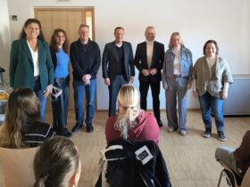 v.l.n.r: Regina Mohr (Rummelsberger Diakonie), Claudia Köster (AfA), Klaus Rudolf (Jobcenter), Landrat Armin Kroder, Alfred Hornung (Leiter Jobcenter), Annette Zimmermann (Leiterin Bündnis für Familie), Sabiha Leineweber (bfz).