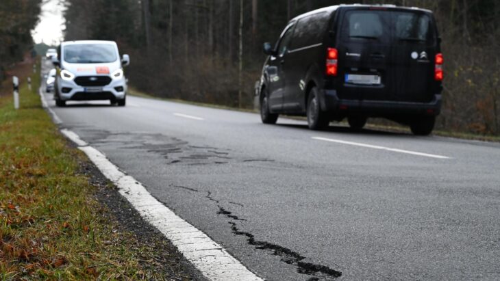 Seit Jahren wird über den schlechten Zustand der Kreisstraße LAU 7 zwischen Lauf und Schönberg diskutiert. Nun soll endlich der Neubau beginnen.