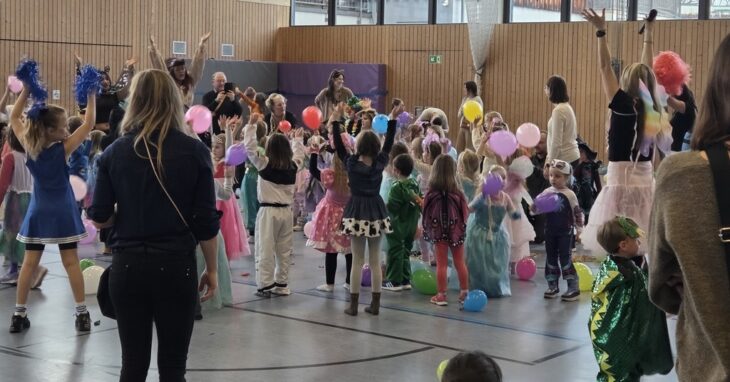 Mit strahlenden Augen und in bester Laune tanzten und feierten über 150 kleine Prinzessinnen und Piraten.