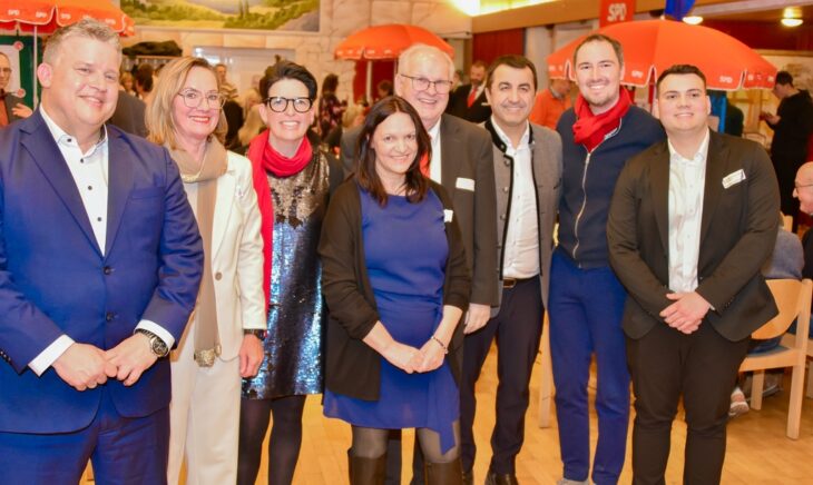 Zu Gast in der Waldschänke (von links) Staatssekretär Carsten Träger, Ortsvereinsvorsitzende Sabine Raschendorfer, Kreisrätin Martina Baumann, Jubilarin Heike Stengl, Bürgermeisterkandidat Peter Wischniowski, Landtagsabgeordneter Arif Taşdelen, Landratskandidat David Geitner und Moderator Patrick Pabst.