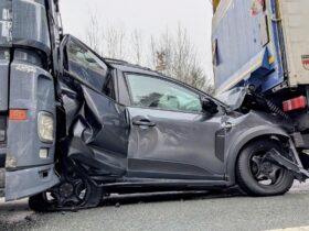 Es dauerte mehrere Stunden, bis die zum Teil stark deformierten Fahrzeugwracks abgeschleppt waren.
