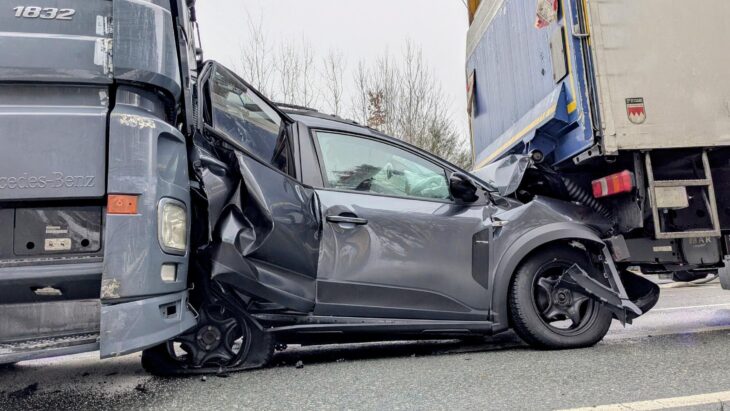 Es dauerte mehrere Stunden, bis die zum Teil stark deformierten Fahrzeugwracks abgeschleppt waren.