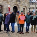 Rund 200 Menschen aus Altdorf nehmen am Samstag an der Aktion 'Rathäuser schützen' teil.