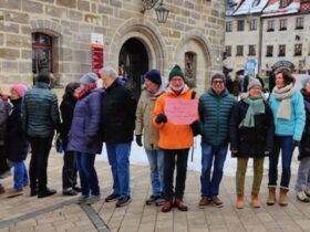 Rund 200 Menschen aus Altdorf nehmen am Samstag an der Aktion 'Rathäuser schützen' teil.