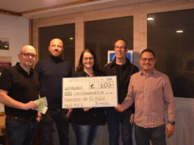 Bernd Kolb, Daniel Boesler und Kerstin Rösel übergaben an Ulrich Schultze und Christoph Hager den Erlös aus der Christbaum-Sammelaktion (v. links).