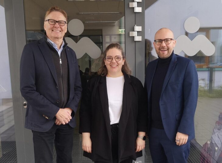 Die beiden Landtagsabgeordneten Norbert Dünkel (links) und Felix Locke (rechts) mit Veronika Steger, Mitarbeiterin der Geschäftsführung an der Monte Lauf.