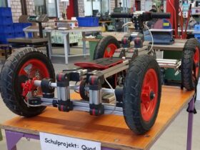 In Halle 2 zeigten die Industriefachhelfer beim Tag der offenen Tür ihre Werke - hier ein selbst gebautes Quad.