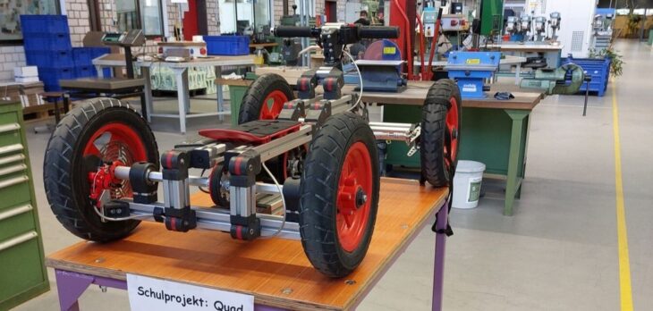 In Halle 2 zeigten die Industriefachhelfer beim Tag der offenen Tür ihre Werke - hier ein selbst gebautes Quad.