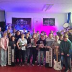 Die Schüler haben einfach Spaß an der Bandklasse. Überzeugt sind auch Hersbrucks Bürgermeister Robert Ilg (2.v.l.), Simone Heubeck, Leiterin der Sparkasse Hersbruck, Schulleiter Franz Altmann, Musiklehrer Christian Leykamm (hinten Mitte) sowie Christopher Kessner und Julia Dittrich (2. Reihe rechts) von der Friedrich-Alexander-Universität Erlangen-Nürnberg.