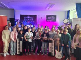 Die Schüler haben einfach Spaß an der Bandklasse. Überzeugt sind auch Hersbrucks Bürgermeister Robert Ilg (2.v.l.), Simone Heubeck, Leiterin der Sparkasse Hersbruck, Schulleiter Franz Altmann, Musiklehrer Christian Leykamm (hinten Mitte) sowie Christopher Kessner und Julia Dittrich (2. Reihe rechts) von der Friedrich-Alexander-Universität Erlangen-Nürnberg.