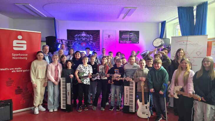 Die Schüler haben einfach Spaß an der Bandklasse. Überzeugt sind auch Hersbrucks Bürgermeister Robert Ilg (2.v.l.), Simone Heubeck, Leiterin der Sparkasse Hersbruck, Schulleiter Franz Altmann, Musiklehrer Christian Leykamm (hinten Mitte) sowie Christopher Kessner und Julia Dittrich (2. Reihe rechts) von der Friedrich-Alexander-Universität Erlangen-Nürnberg.