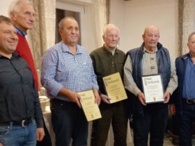 Bei der Jubiläumsfeier zeichnete die Teichgenossenschaft langjährige Mitglieder und Mitstreiter aus.