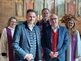 Vorstandsmitglied Dr. Tobias Gaydoul (2. von links) verabschiedet Pressesprecher Georg Borngässer (2. von rechts) im Namen der Rummelsberger Diakonie.