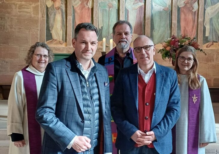 Vorstandsmitglied Dr. Tobias Gaydoul (2. von links) verabschiedet Pressesprecher Georg Borngässer (2. von rechts) im Namen der Rummelsberger Diakonie.