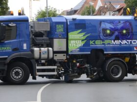 Unter anderem mit Fahrzeugen wie diesem sicherten Laufer Unternehmen im vergangenen Sommer den Kunigundenfestzug ab. Das soll auch 2026 wieder so gelöst werden.