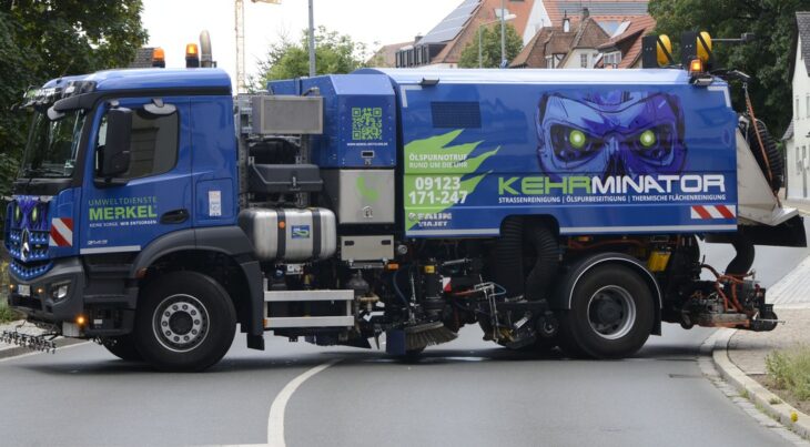 Unter anderem mit Fahrzeugen wie diesem sicherten Laufer Unternehmen im vergangenen Sommer den Kunigundenfestzug ab. Das soll auch 2026 wieder so gelöst werden.