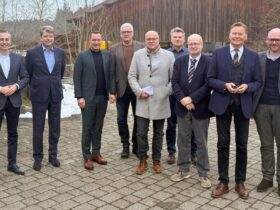 Das Gremium Stiftung Lebenshilfe Nürnberger Land (von links): Matthias Wittmann, Matthias Benk, Armin Kroder, Jürgen Six, Dr. Bernd Eckstein, Clemens Schramm, Hans-Hermann Weser, Norbert Dünkel und Dennis Kummarnitzky.
