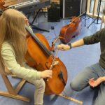 Auch am Cello konnten sich die Besucher versuchen.