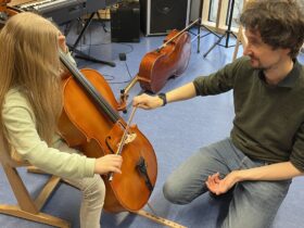 Auch am Cello konnten sich die Besucher versuchen.