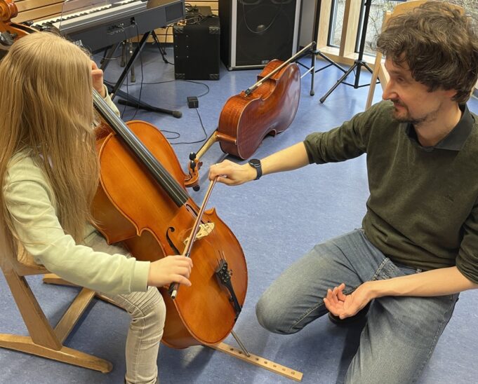 Auch am Cello konnten sich die Besucher versuchen.