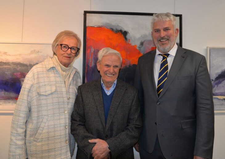 Die Sprecherin des Laufer Künstlerkreises, Jutta Hanna Schwarz, Herbert Oechsler und Bürgermeister Thomas Lang (von links) eröffneten gemeinsam die Ausstellung „Anna-Luise Oechsler – in Memoriam“.