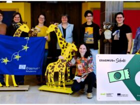 Das Kollegium der Rückersdorfer Waldschule freut sich über die „Erasmus+“-Auszeichnung.