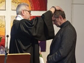 Nach über 40 Jahren im Dienst der Rummelsberger wurde Diakon Martin Chmel (rechts) von Pastor Markus Jung entpflichtet.