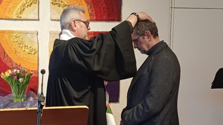 Nach über 40 Jahren im Dienst der Rummelsberger wurde Diakon Martin Chmel (rechts) von Pastor Markus Jung entpflichtet.