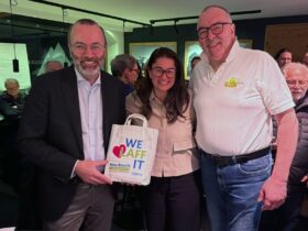Der Chef der EVP-Fraktion im Europaparlament, Manfred Weber (links), traf in Lauf CSU-Bürgermeisterkandidatin Nina Bezold und seinen Namensvetter, den Metzgermeister Manfred Weber.