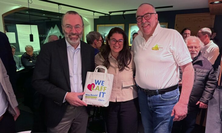 Der Chef der EVP-Fraktion im Europaparlament, Manfred Weber (links), traf in Lauf CSU-Bürgermeisterkandidatin Nina Bezold und seinen Namensvetter, den Metzgermeister Manfred Weber.