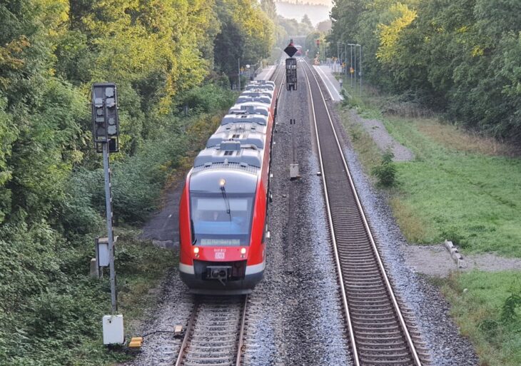 Beschlossen ist der Ausbau der ersten Teilstrecke der Franken-Sachsen-Magistrale. Passiert bislang aber noch nichts.