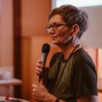 Bei einem Vortrag im Schmidtbauernhof in Rückersdorf zeigte Gartenexpertin Birgit Helbig, wie jeder Garten mit einfachen Mitteln naturnäher gestaltet werden kann.