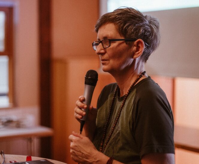 Bei einem Vortrag im Schmidtbauernhof in Rückersdorf zeigte Gartenexpertin Birgit Helbig, wie jeder Garten mit einfachen Mitteln naturnäher gestaltet werden kann.