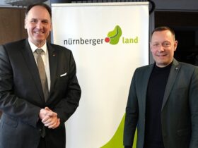 Honorarkonsul Dierk Neugebauer (links) mit Landrat Armin Kroder.