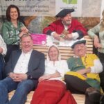 Bürgermeister Heinz Meyer (Dritter von links) mit Mitarbeiterinnen der Gemeinde und Schauspielern der Eppelein-Festspiele.