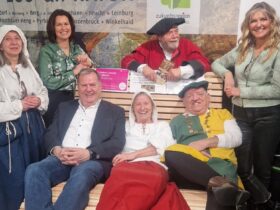 Bürgermeister Heinz Meyer (Dritter von links) mit Mitarbeiterinnen der Gemeinde und Schauspielern der Eppelein-Festspiele.