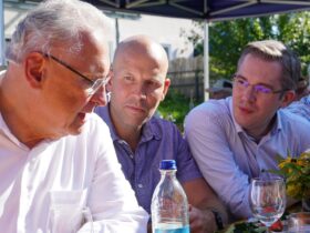 Es ist nicht das erste Mal, dass Joachim Herrmann (links) einer Einladung nach Feucht folgt. Hier tauscht er sich beim Weinfest der CSU im Sommer 2023 mit Harald Danzl (Mitte) und Thomas Ritter aus.