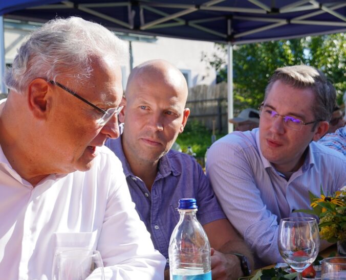 Es ist nicht das erste Mal, dass Joachim Herrmann (links) einer Einladung nach Feucht folgt. Hier tauscht er sich beim Weinfest der CSU im Sommer 2023 mit Harald Danzl (Mitte) und Thomas Ritter aus.