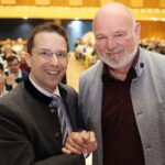 BFV-Präsident Christoph Kern gratuliert Uwe Mauckner im Schwabacher Markgrafensaal zur Wahl als Vorsitzender im Fußball-Bezirk Mittelfranken.