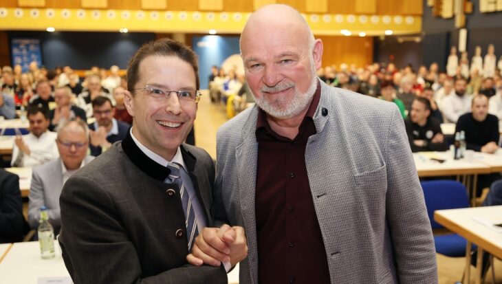 BFV-Präsident Christoph Kern gratuliert Uwe Mauckner im Schwabacher Markgrafensaal zur Wahl als Vorsitzender im Fußball-Bezirk Mittelfranken.