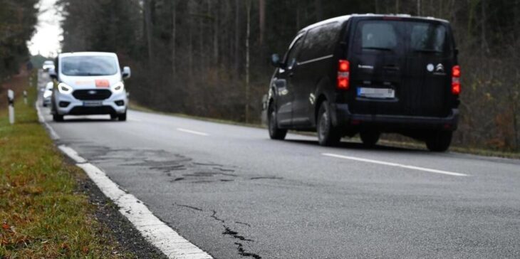 Die Straße ist seit Jahren marode. Ausgebrochene Flickstellen will das Landratsamt nun abfräsen lassen.
