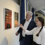 Bürgermeister Thomas Lang hat die Ausstellung in der Stadtbücherei besucht.