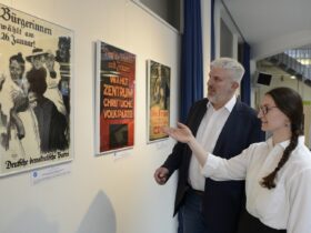 Bürgermeister Thomas Lang hat die Ausstellung in der Stadtbücherei besucht.