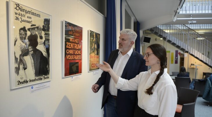 Bürgermeister Thomas Lang hat die Ausstellung in der Stadtbücherei besucht.