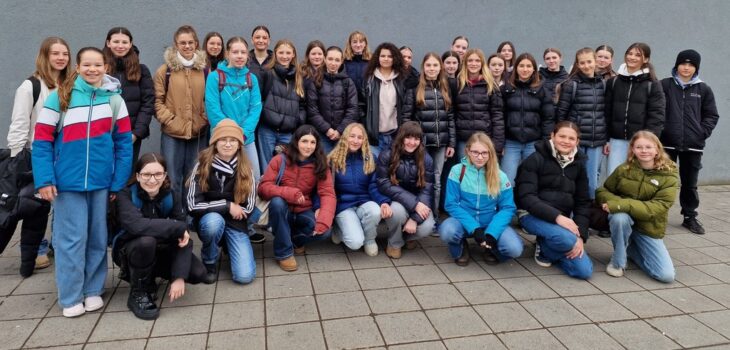 Am Ohm-Tag an der Technischen Hochschule Nürnberg haben Schülerinnen des CJT-Gymnasiums teilgenommen.